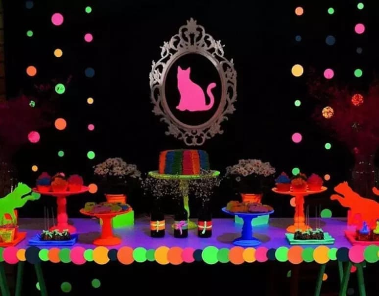 Escolha produtos para festa neon e torne seu evento memorável